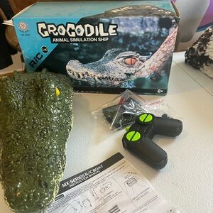 🐊 Realistic Remote Control Crocodile Boat – Looks Real in the Water! – Like New